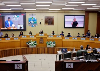 Vereadores mirins do Parlamento Jovem do TRE-PR tomam posse em Foz