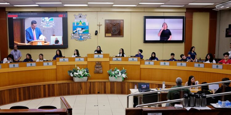 Vereadores mirins do Parlamento Jovem do TRE-PR tomam posse em Foz