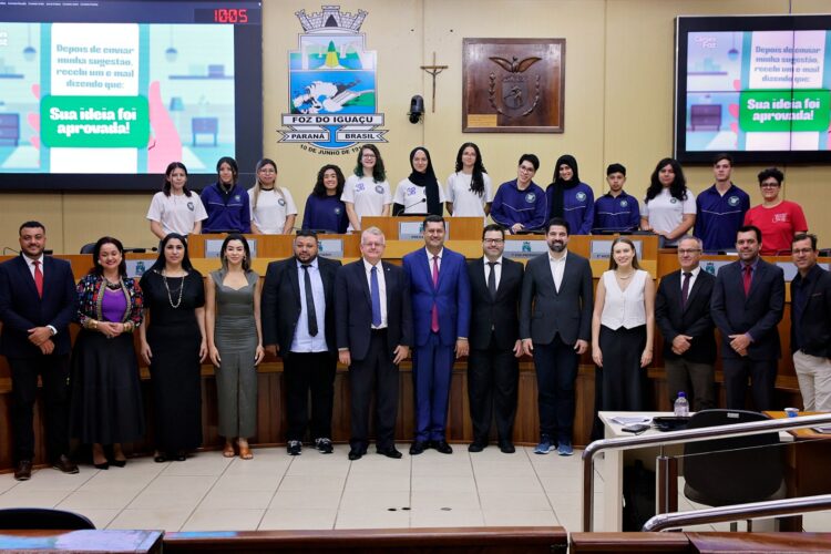 Vereadores mirins do Parlamento Jovem do TRE-PR tomam posse em Foz