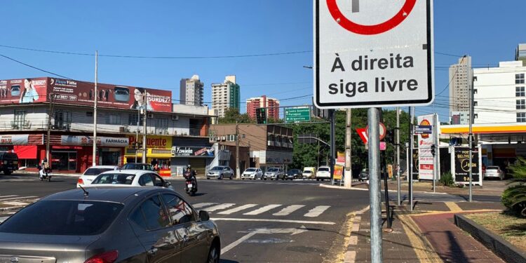 Foztrans sinaliza novos cruzamentos com o “siga livre à direita”