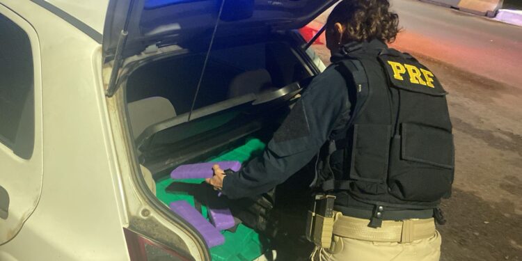 Em Céu Azul, casal é preso pela PRF com arma e droga