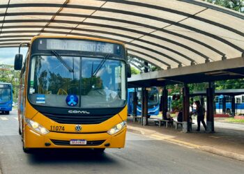 Adesivos nos ônibus da VISAC alertam sobre a campanha do Novembro Azul