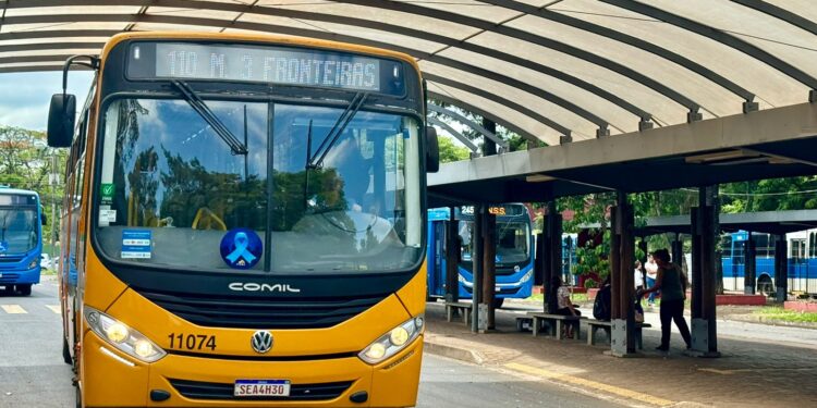 Adesivos nos ônibus da VISAC alertam sobre a campanha do Novembro Azul