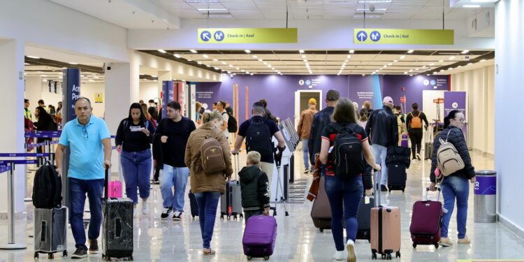 Turismo: 30 mil pessoas devem passar pelo aeroporto de Foz no feriado da Proclamação da República
