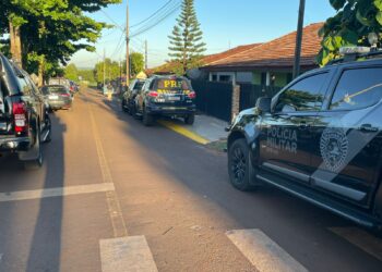 Operação de combate ao tráfico de drogas na região fecha rua em Santa Helena