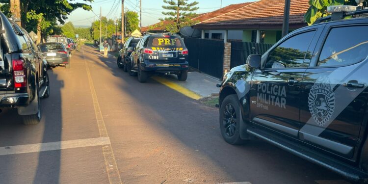 Operação de combate ao tráfico de drogas na região fecha rua em Santa Helena
