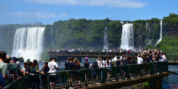 Turismo: mais de 34 mil visitantes passaram pelo Parque Nacional do Iguaçu no feriado prolongado