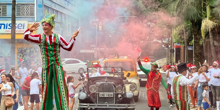 Avenida Brasil já se enfeitou para o Natal em Foz
