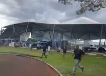 Ventos de 80 Km atingem estrutura de evento náutico no Iate Clube Lago de Itaipu