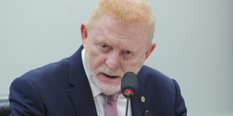 Vermelho diz que Comissão de Turismo deu o primeiro passo para melhorar o sistema aéreo brasileiro