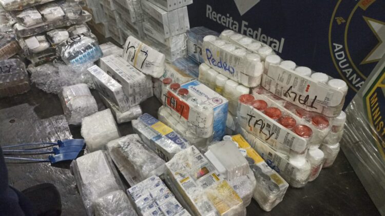 Anabolizantes e celulares, jogados do alto da Ponte da Amizade, são apreendidos na fronteira