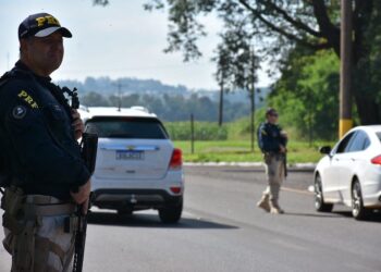 Em Céu Azul, PRF apreende 134 iPhones escondidos no corpo e travesseiro de passageiras de ônibus