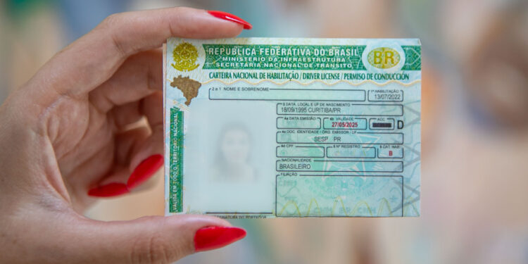 Detran-PR alerta para golpe com mensagens falsas referentes à suspensão da CNH