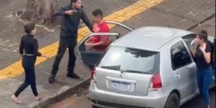 Cinegrafista amador registra assalto no centro de Foz; carro roubado foi recuperado