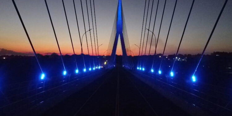 Ponte da Integração ganha iluminação para lembrar a Campanha Novembro Azul