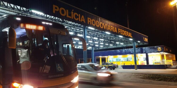 PRF acompanha deslocamento de torcidas para a final da Libertadores em Buenos Aires
