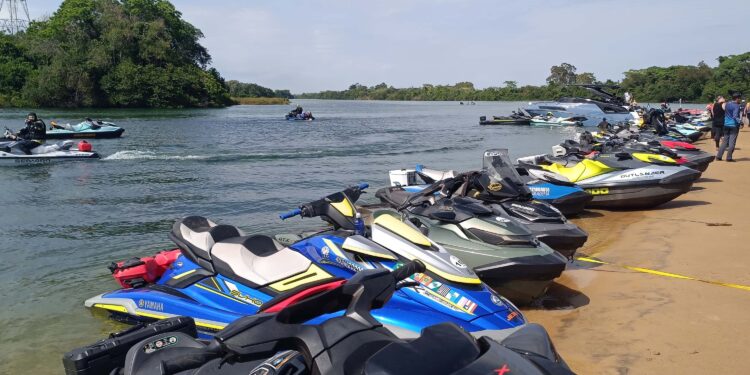 Expedição de jetskis chega hoje à Internacional Boat Show de Foz do Iguaçu