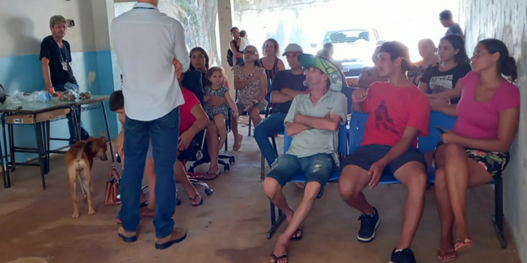 Sanepar orienta moradores de Foz do Iguaçu sobre o programa Caixa D´Água Boa
