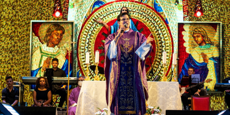 Missa e show de Natal com Padre Reginaldo Manzotti acontecerão na Catedral de Foz neste domingo (8)