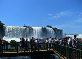 Projeto que acaba com feriados no país é inadequado para setor de turismo, dizem entidades