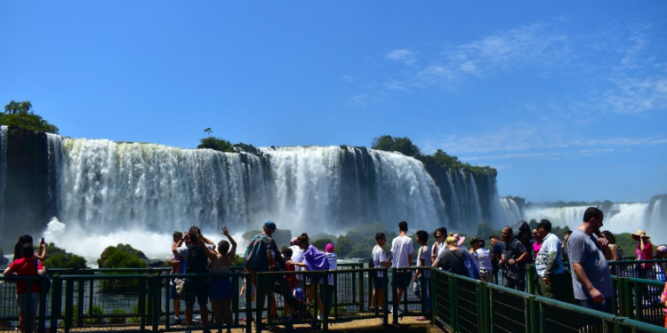 Projeto que acaba com feriados no país é inadequado para setor de turismo, dizem entidades