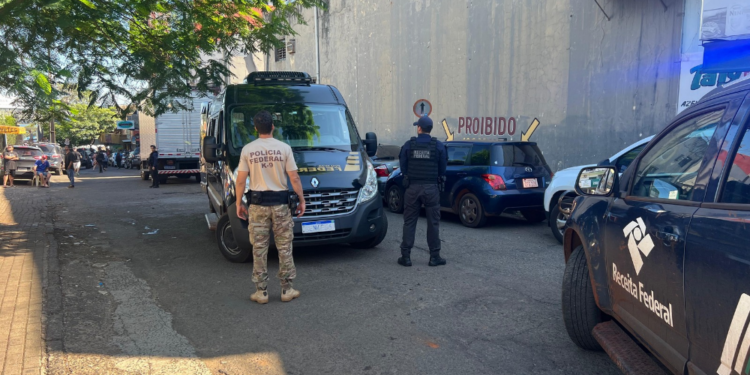 PF e Receita prendem homem com duas armas carregadas na Ponte da Amizade
