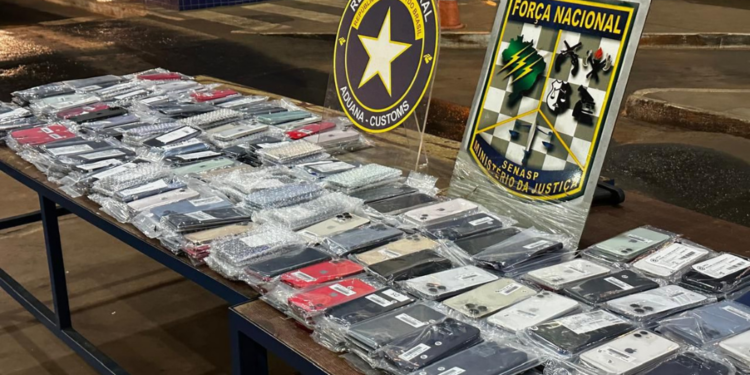 Receita Federal apreende carga de iphones avaliados em R$ 1 milhão na Ponte da Amizade