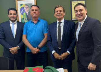 General Silva e Luna visita ex-presidente Bolsonaro ao lado de Giacobo