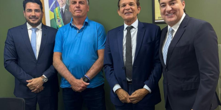 General Silva e Luna visita ex-presidente Bolsonaro ao lado de Giacobo