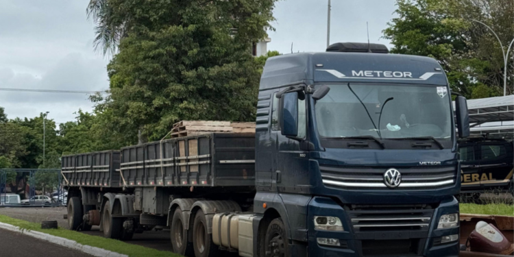 PF apreende carreta com 650 celulares escondidos nos pneus