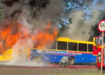 Ônibus com 20 passageiros pega fogo na Avenida das Cataratas