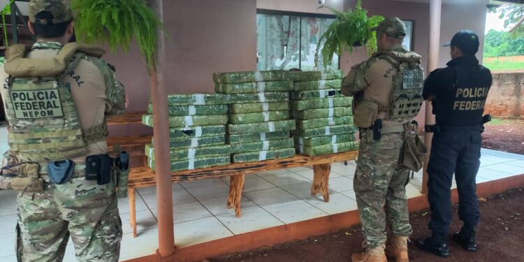 Três pessoas são presas em ação da PF contra o tráfico de drogas na região