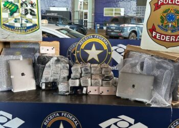 Fiscalização na Ponte da Amizade confisca celulares recondicionados e displays avaliados em R$ 350 mil