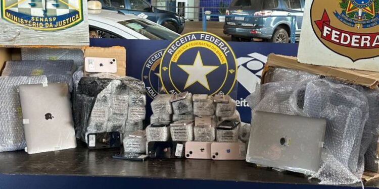 Fiscalização na Ponte da Amizade confisca celulares recondicionados e displays avaliados em R$ 350 mil