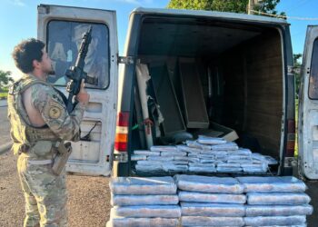 Van usada por banda de música transportava 267 kg de maconha