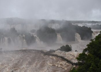 Passarela das Cataratas é fechada por causa do aumento na vazão no Rio Iguaçu