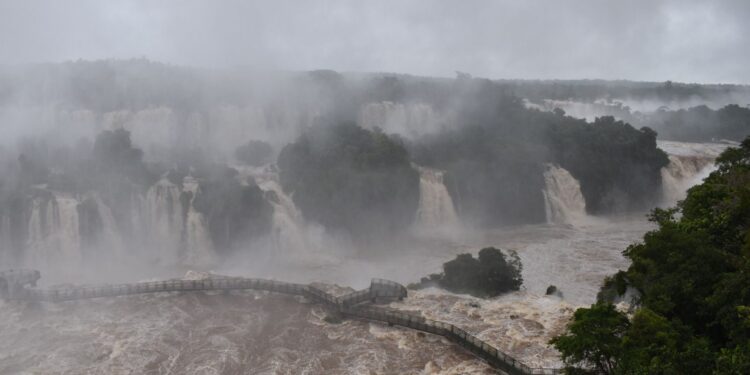Passarela das Cataratas é fechada por causa do aumento na vazão no Rio Iguaçu