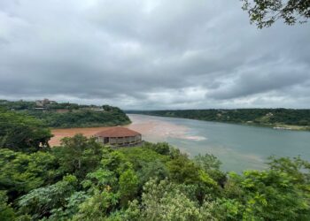 Marco Três Fronteiras exibe novas cores no encontro dos rios Iguaçu e Paraná