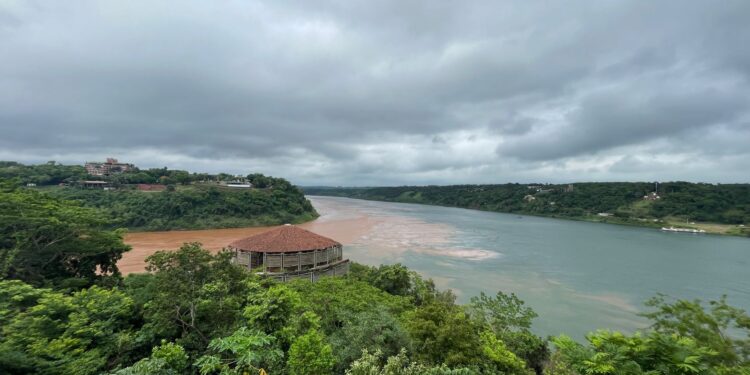 Marco Três Fronteiras exibe novas cores no encontro dos rios Iguaçu e Paraná