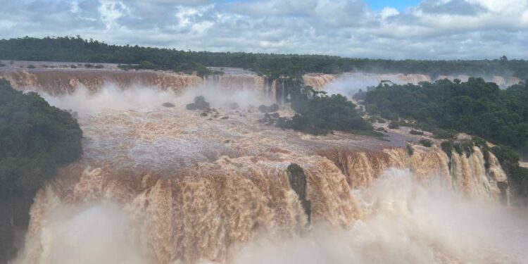 Passarela das Cataratas é reaberta após baixa na vazão, no Rio Iguaçu