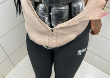 Passageira de ônibus é presa com 2,3 kg de droga derivada da maconha, conhecida como ‘dry’