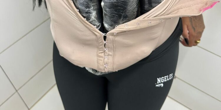 Passageira de ônibus é presa com 2,3 kg de droga derivada da maconha, conhecida como ‘dry’