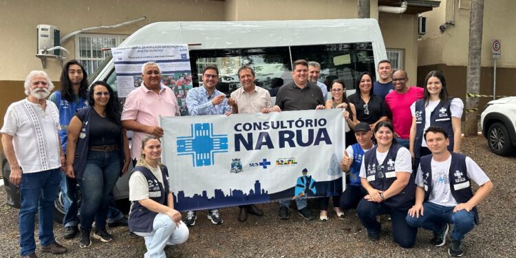 Matheus Vermelho fecha o ano entregando veículo para o “Consultório na Rua” de Foz do Iguaçu