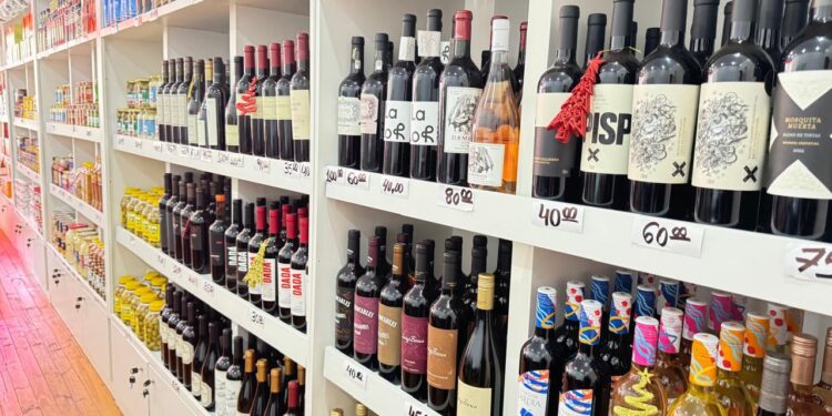 Comércio ilegal de produtos na região da Ponte da Amizade é alvo de fiscalização