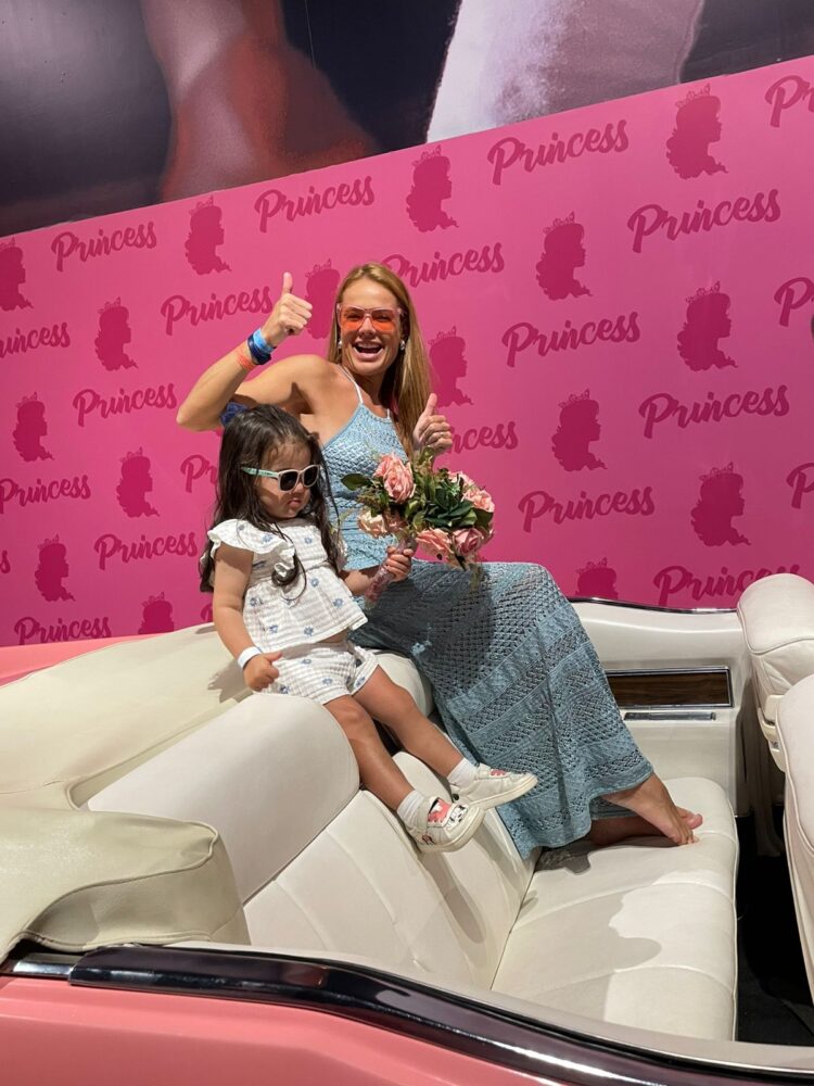 Atriz Thais Pacholek comemora aniversário no Wonder Park Foz