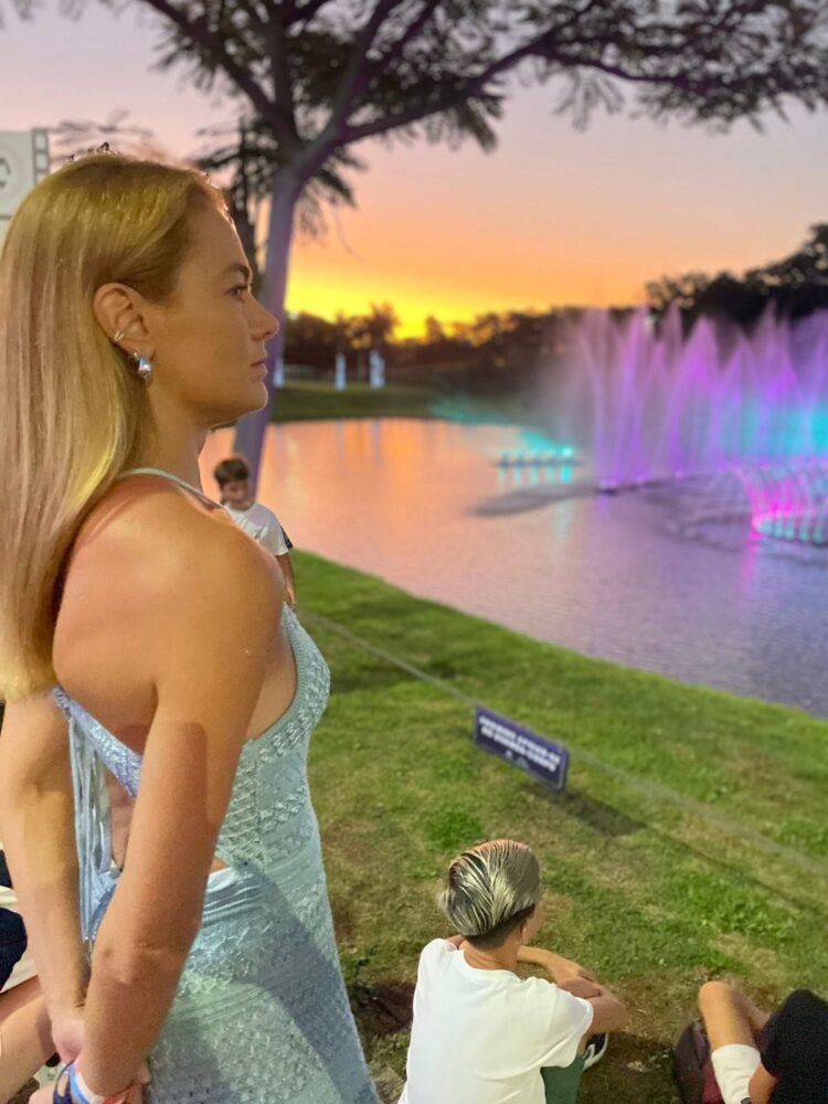 Atriz Thais Pacholek comemora aniversário no Wonder Park Foz