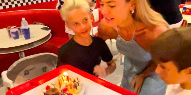 Atriz Thais Pacholek comemora aniversário no Wonder Park Foz