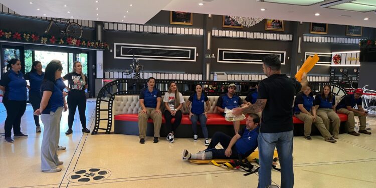 Colaboradores do Wonder Park passam por treinamento de primeiros socorros para atuar em casos de urgência e emergência