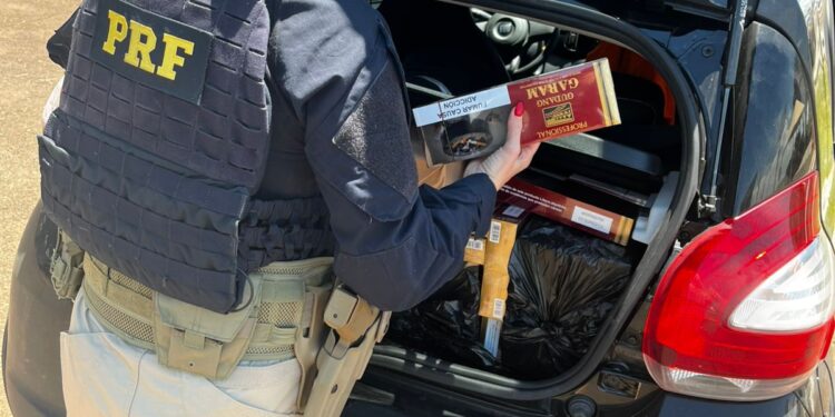 Em Santa Terezinha de Itaipu, PRF apreende carro com 300 pacotes de “cigarros de luxo”