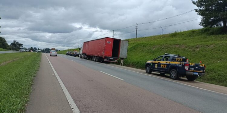 Carreta que saiu de Foz do Iguaçu, com mais de 1,5 tonelada de maconha, é apreendida em Quatro Barras